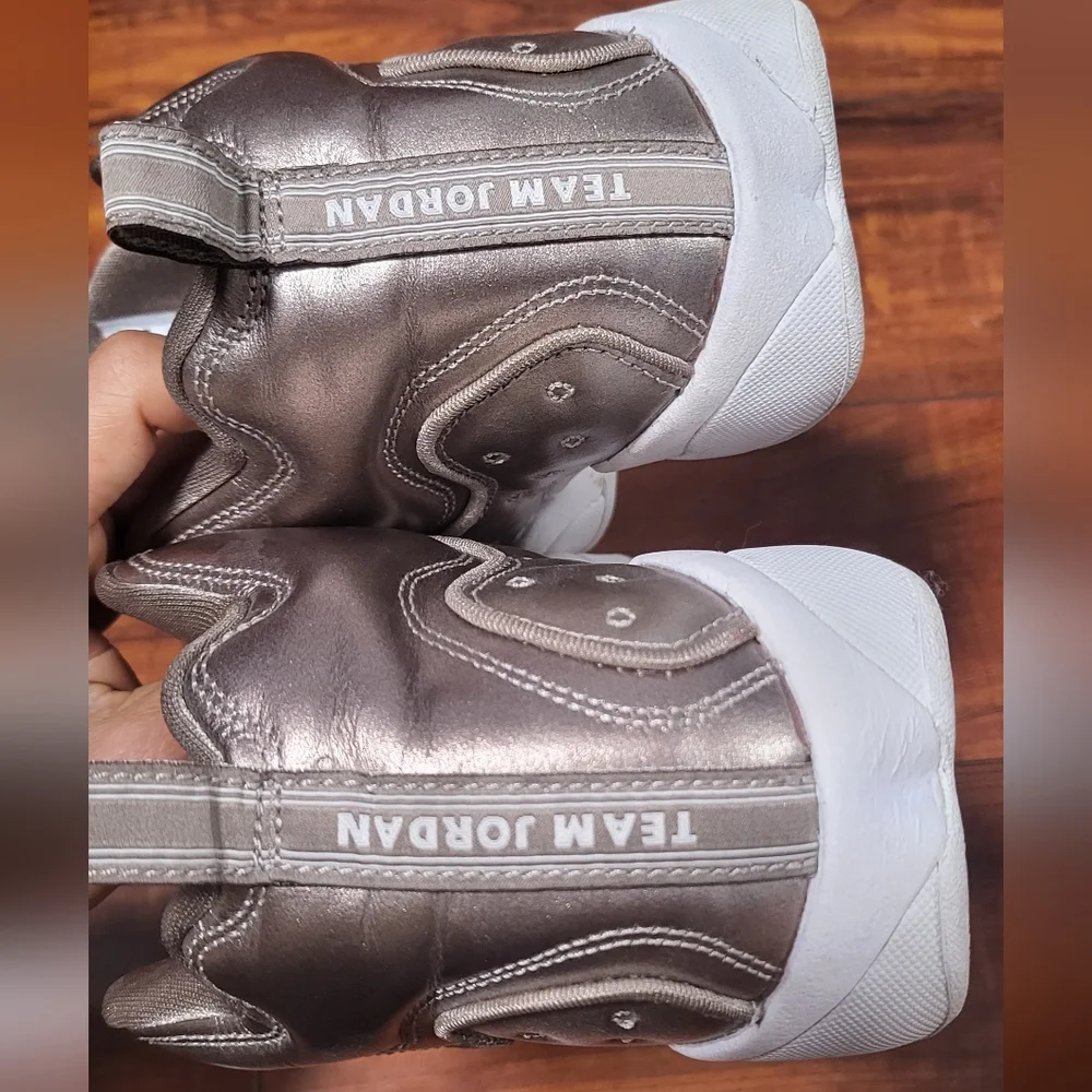 Nike Air Jordan Jumpman Team 2 SE size 6Y - Picture 6 of 12